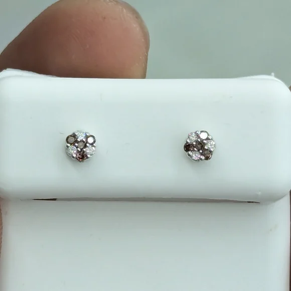 Real Diamond 10kt White Gold Stud Earring